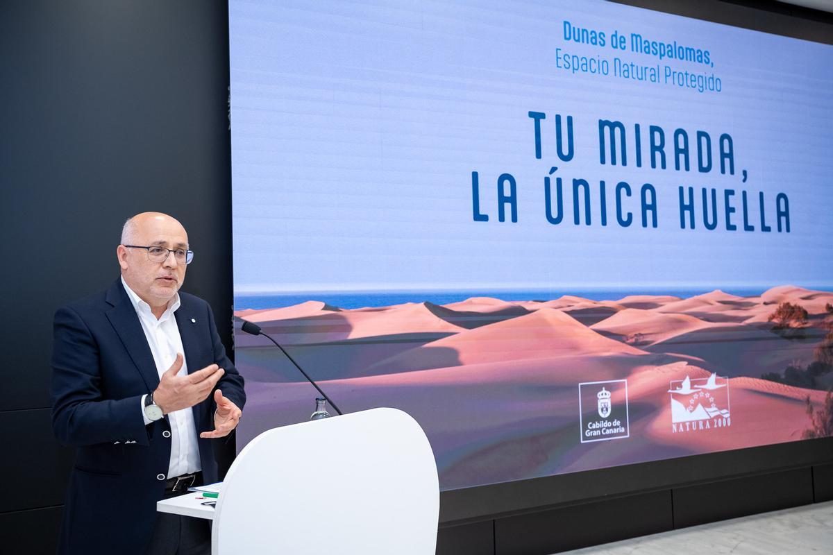 Antonio Morales presenta la campaña de sensibilización sobre las dunas de Maspalomas.