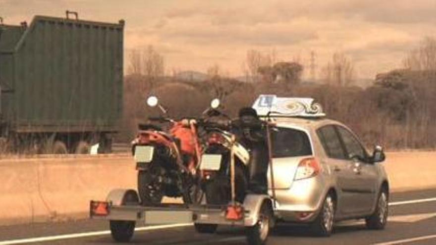 El vehicle d&#039;autoescola circulant per l&#039;A-2.