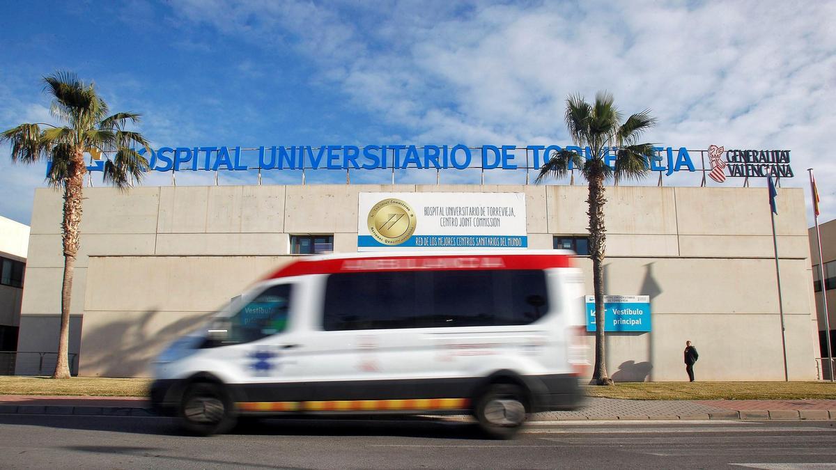 Una ambulancia circula  frente al Hospital de Torrevieja.