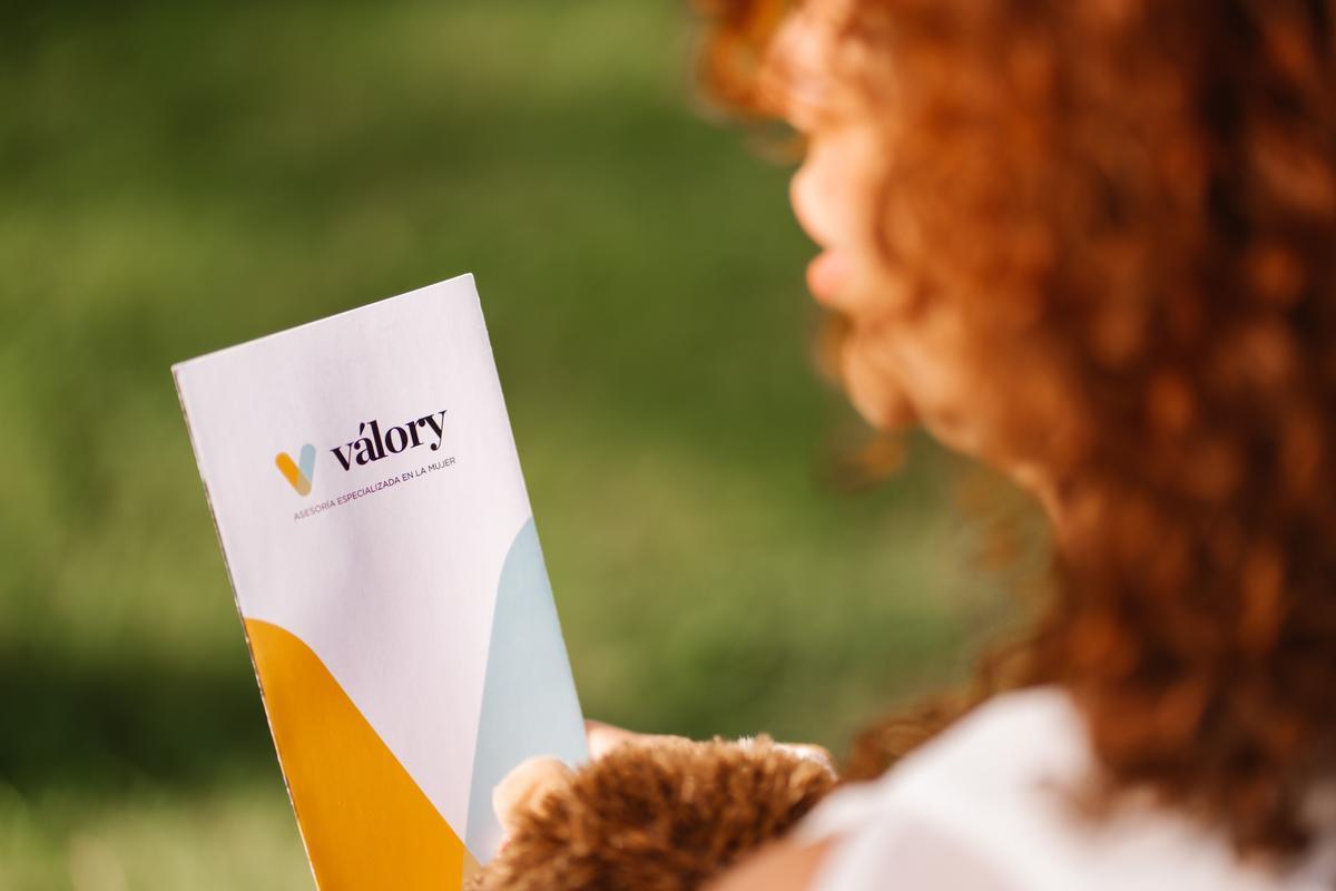 Nieves Aparicio con un folleto informativo de Valory