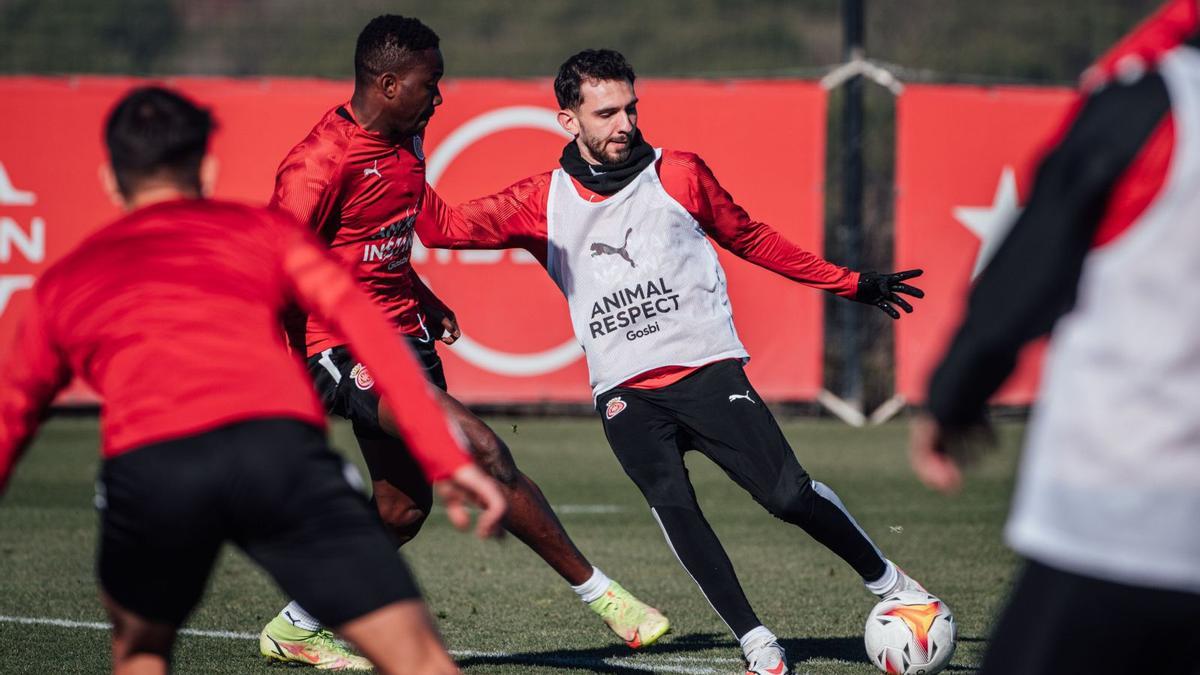 Iván Martín va viure ahir el
seu primer entrenament
a La Vinya. |  GIRONA FC