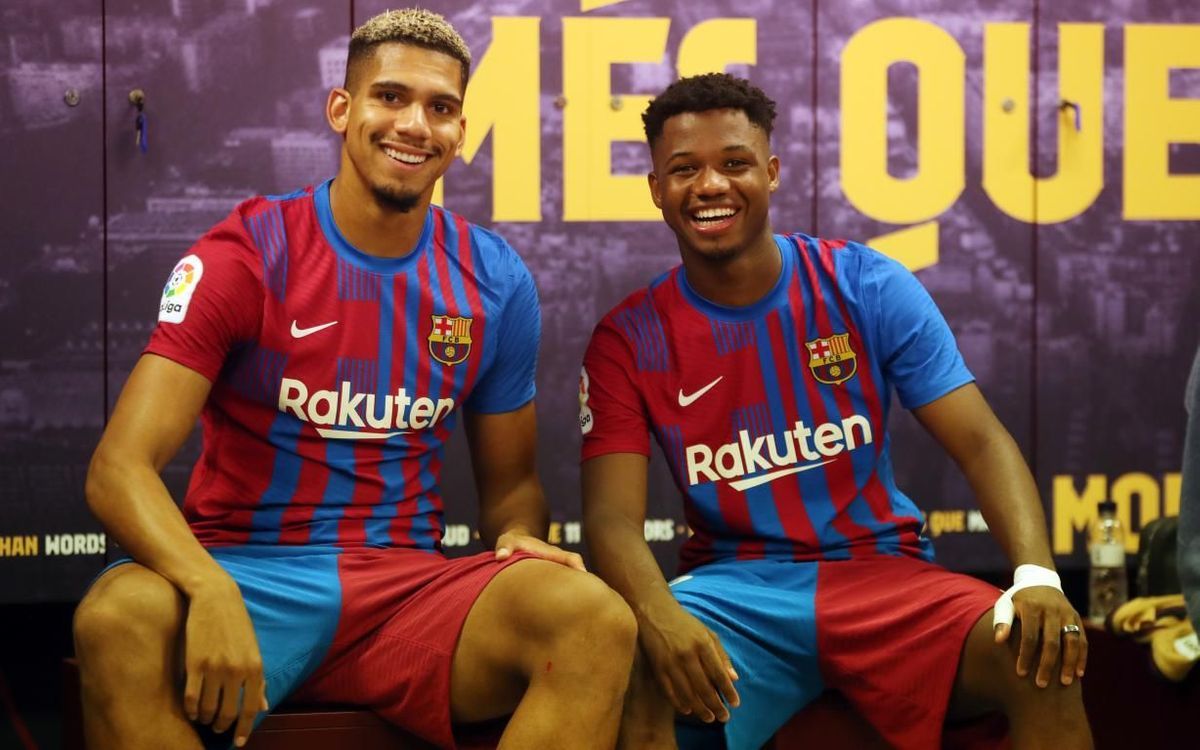 Araujo y Ansu Fati, en el vestuario del Camp Nou tras el triunfo del Barça al Levante.