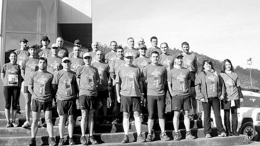 El grupo de atletas que vestían la camiseta conmemorativa y, en el centro, el padre de Marcos.