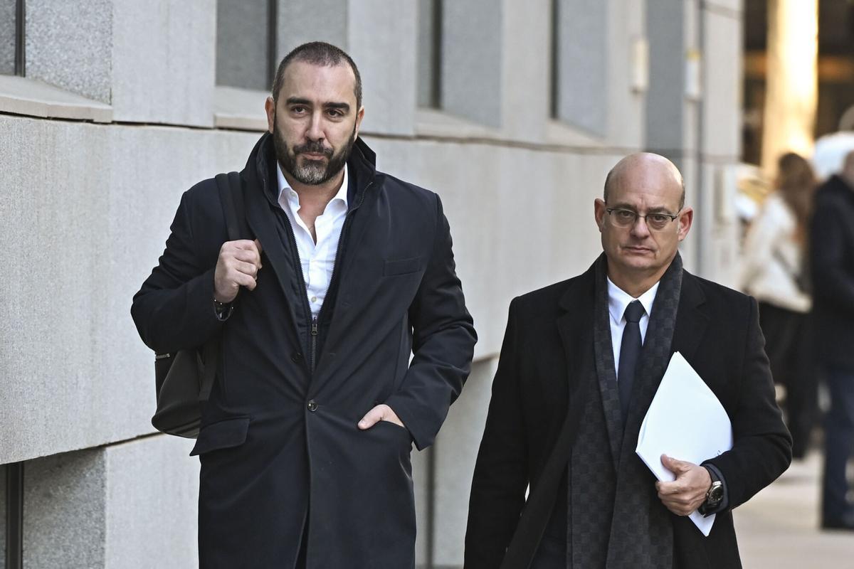 El comisionista y presunto corruptor Víctor de Aldama (i) junto a su abogado, José Antonio Choclán (d) a su llegada a la Audiencia Nacional donde comparece este jueves ante el juez Ismael Moreno a consecuencia del informe de la UCO sobre contratos de compra de mascarillas en Canarias. EFE/Fernando Villar
