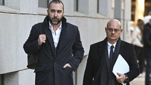 El comisionista y presunto corruptor Víctor de Aldama (i) junto a su abogado, José Antonio Choclán (d) a su llegada a la Audiencia Nacional donde comparece este jueves ante el juez Ismael Moreno a consecuencia del informe de la UCO sobre contratos de compra de mascarillas en Canarias. EFE/Fernando Villar