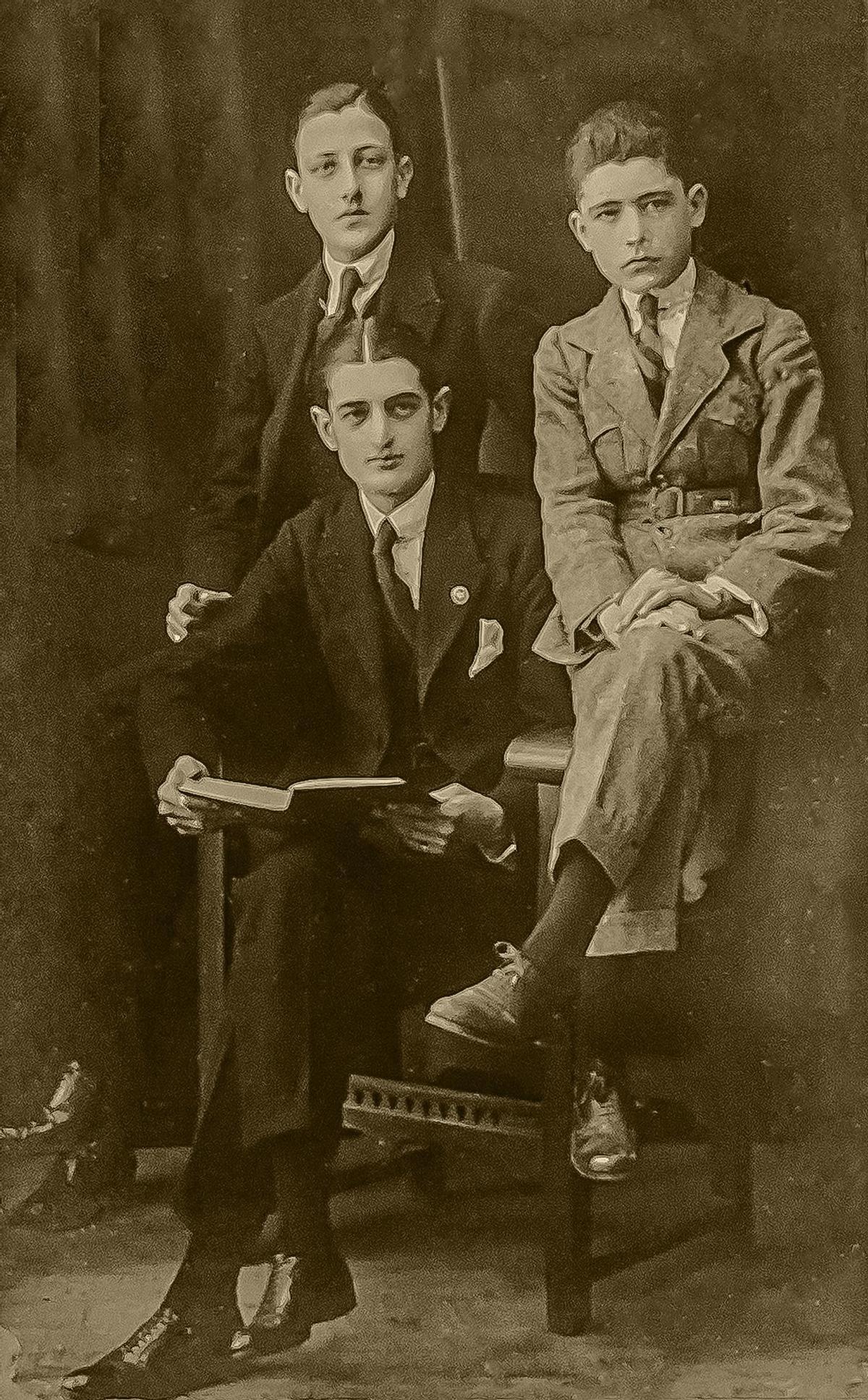 Enrique Navarro con sus hermanos Antonio y Manuel.