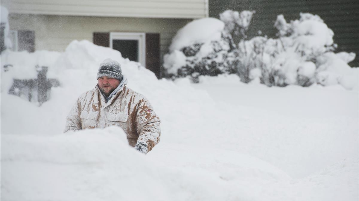 zentauroepp41423106 thomas berry removes snow from the sidewalk in front of his 171228084232