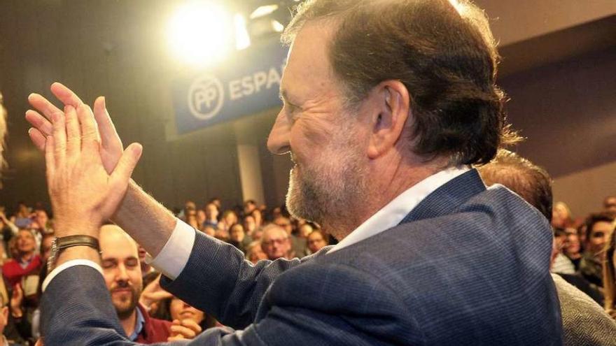 Rajoy, en el mitin de A Coruña, saluda a un simpatizante. // Carlos Pardellas