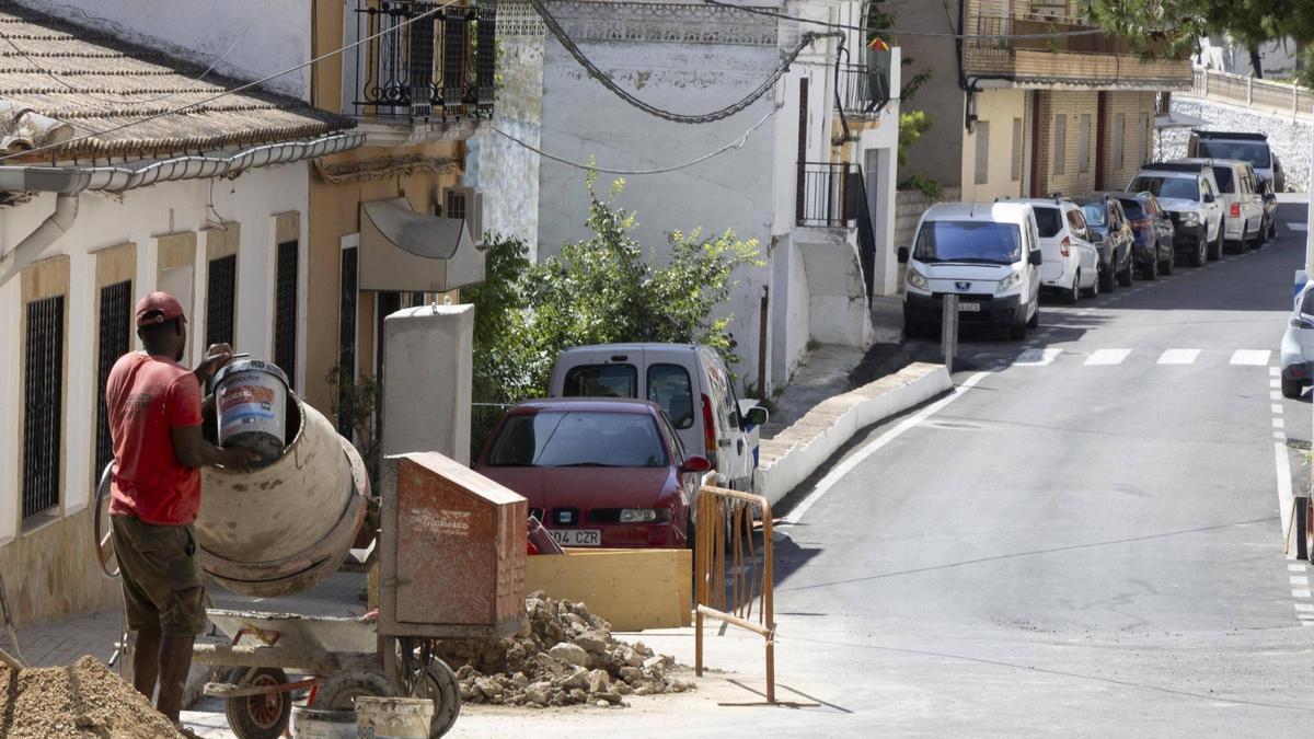 Un operario de la construcción en Millares, la localidad con menos ingresos del IBI por habitante.