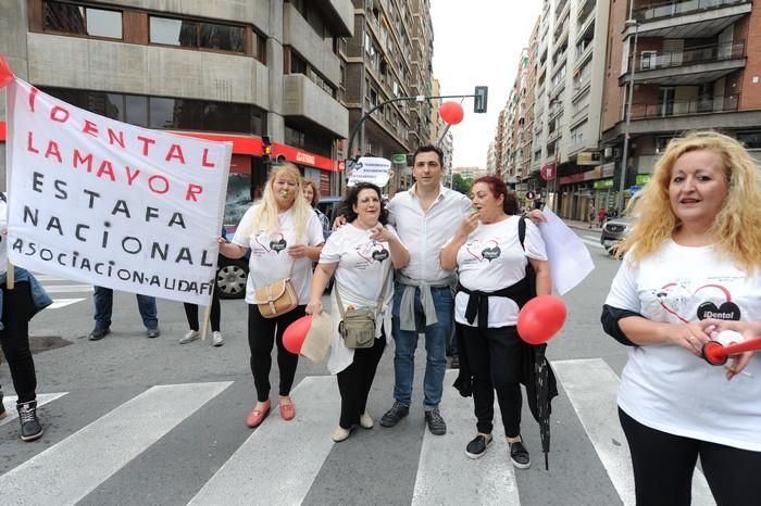 Manifestación de afectados por el cierre de iDenta