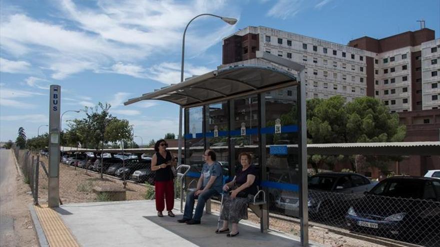 Más de 50 paradas de autobús urbano son ya accesibles