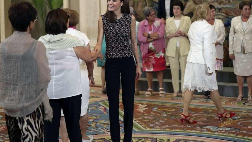 La reina Letizia saluda a las integrantes de una asociación rural navarra, ayer, en la Zarzuela.