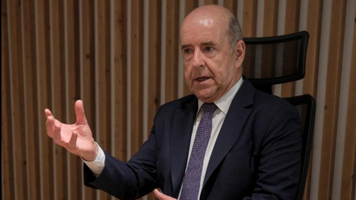Pedro Ortega, durante la entrevista, celebrada en su despacho de la Confederación Canaria de Empresarios.
