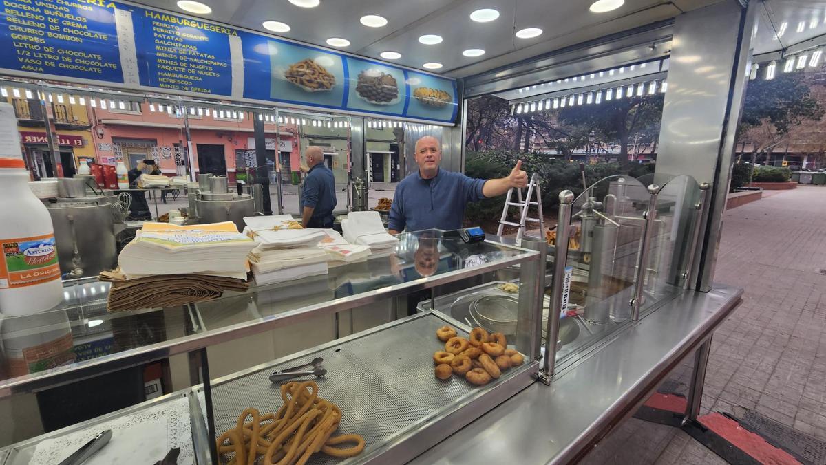 El puesto de venta de la falla Pintor Segrelles ya está abierto