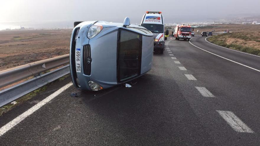 El coche volcado, ayer.