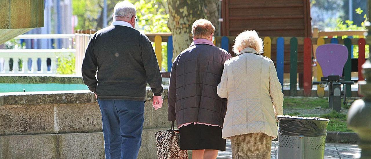 Mayores pasean por un parque de la ciudad. |   // IÑAKI OSORIO