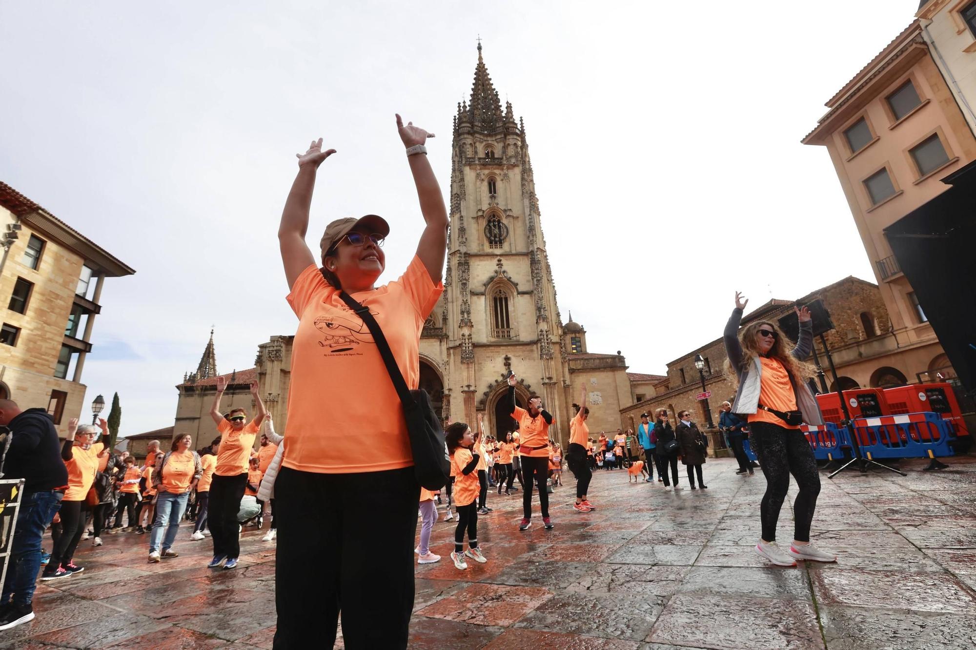 Una ola naranja invade Oviedo para luchar contra el cáncer infantil