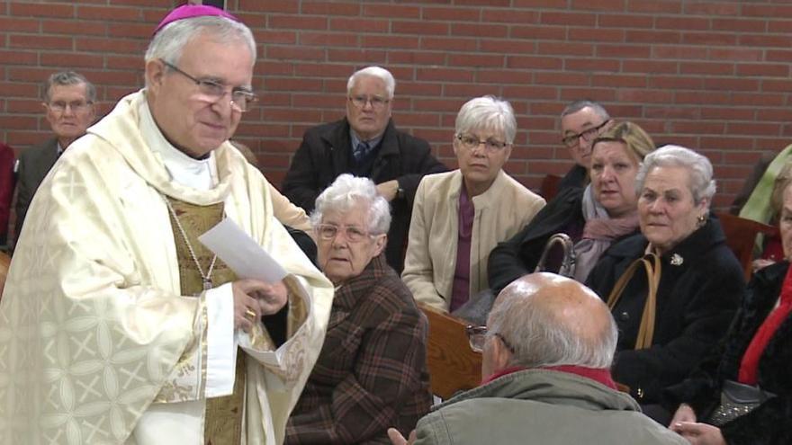 El obispo durante una de sus últimas visitas pastorales