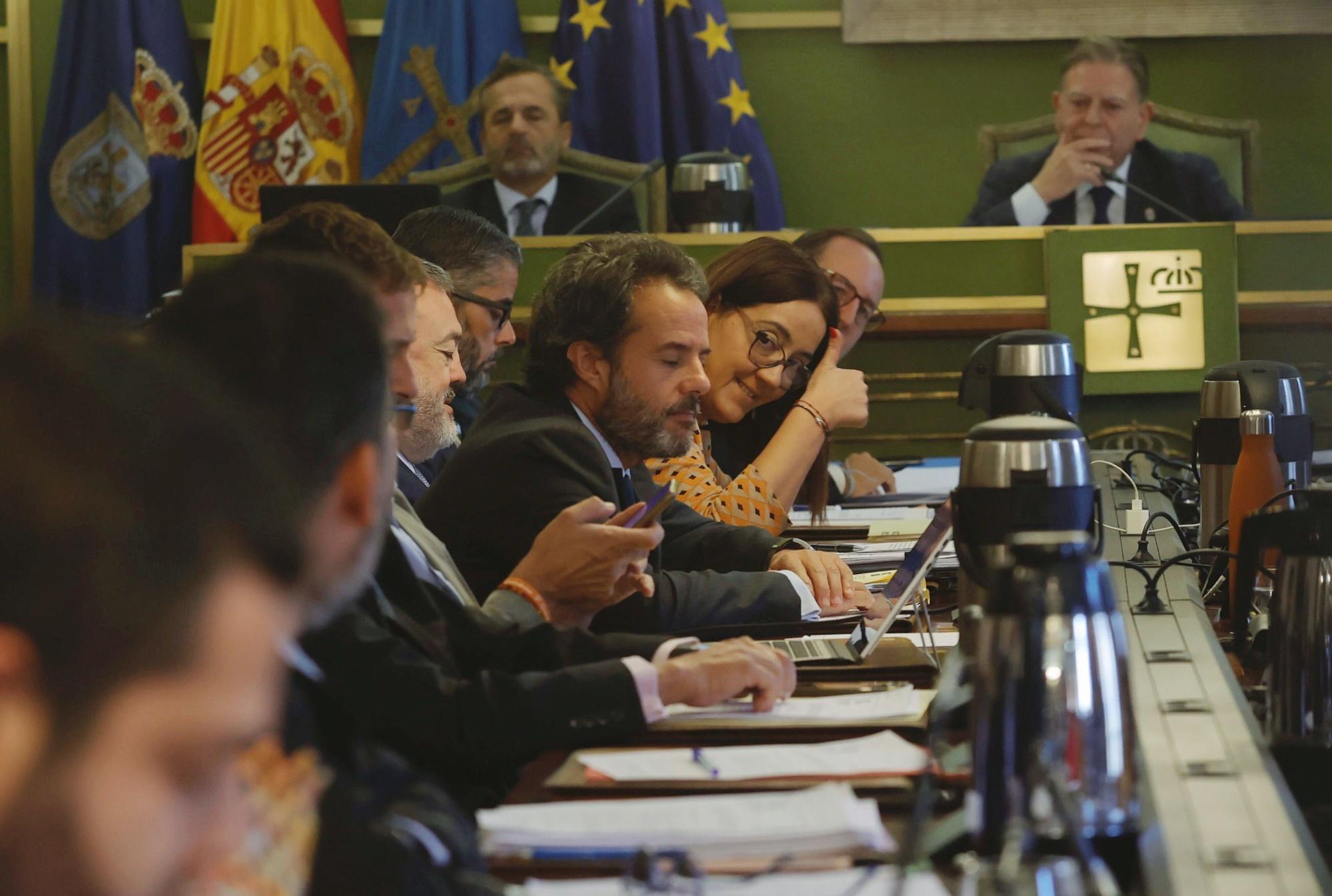 EN IMÁGENES: Pleno municipal en Oviedo con protestas de los vecinos por las terrazas del Antiguo