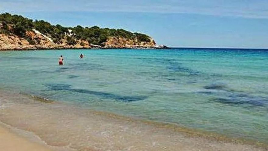 Santa Eulària niega haber permitido la apertura de un ‘beach club’ en Cala Llenya