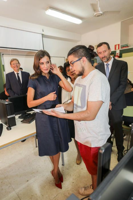 La Reina Letizia visita el IES Severo Ochoa de Elche.