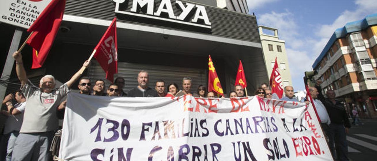 Trabajadores despedidos de Maya protestan ante las puertas del centro en Juan Manuel Durán a finales de 2014.