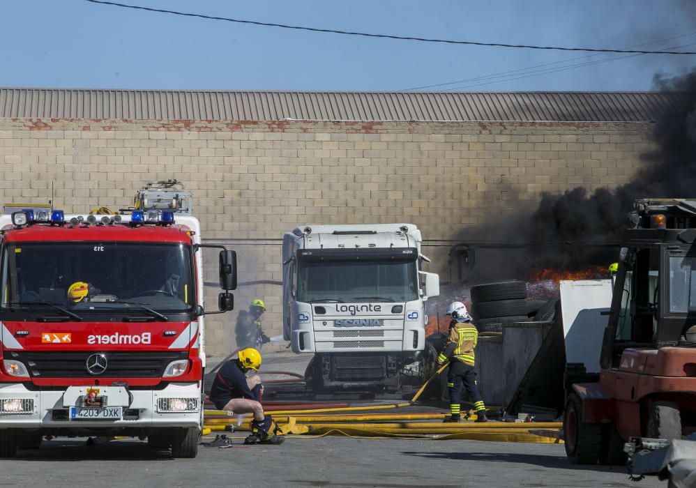 Más de 30 bomberos participan en la extinción del fuego