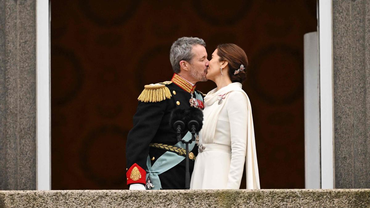 Federico y Mary funden en un beso, tras ser proclamados reyes de Dinamarca.