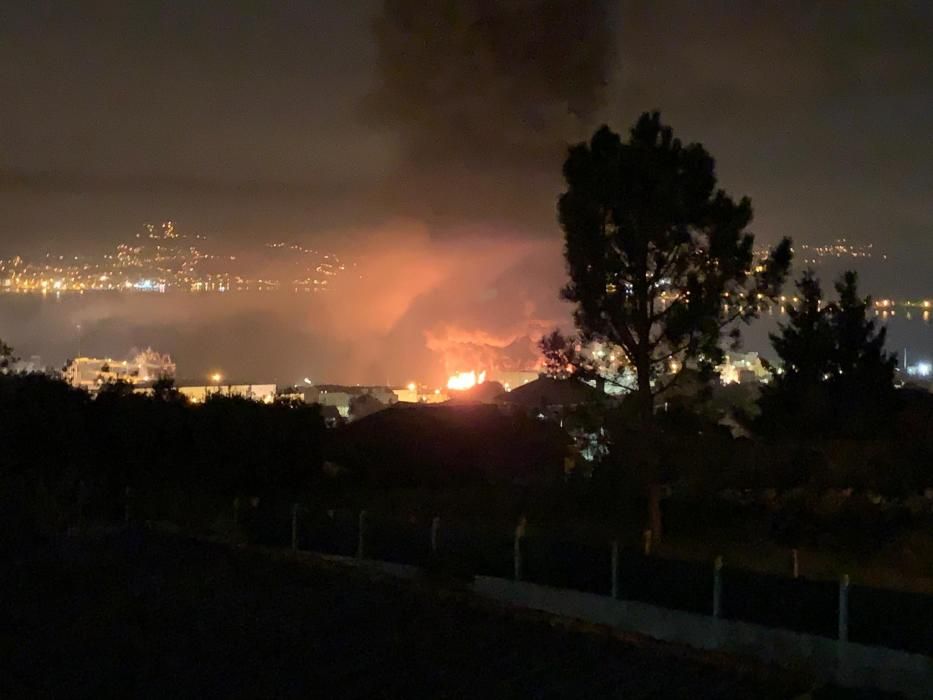 Gran incendio en un astillero de Marín