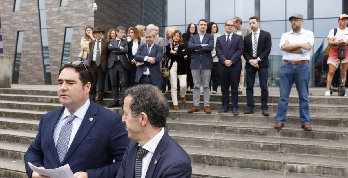 Fernando Ruiz Llorente y Luis Ortiz Vigil, con los concentrados en Gijón. | ÁNGEL GONZÁLEZ