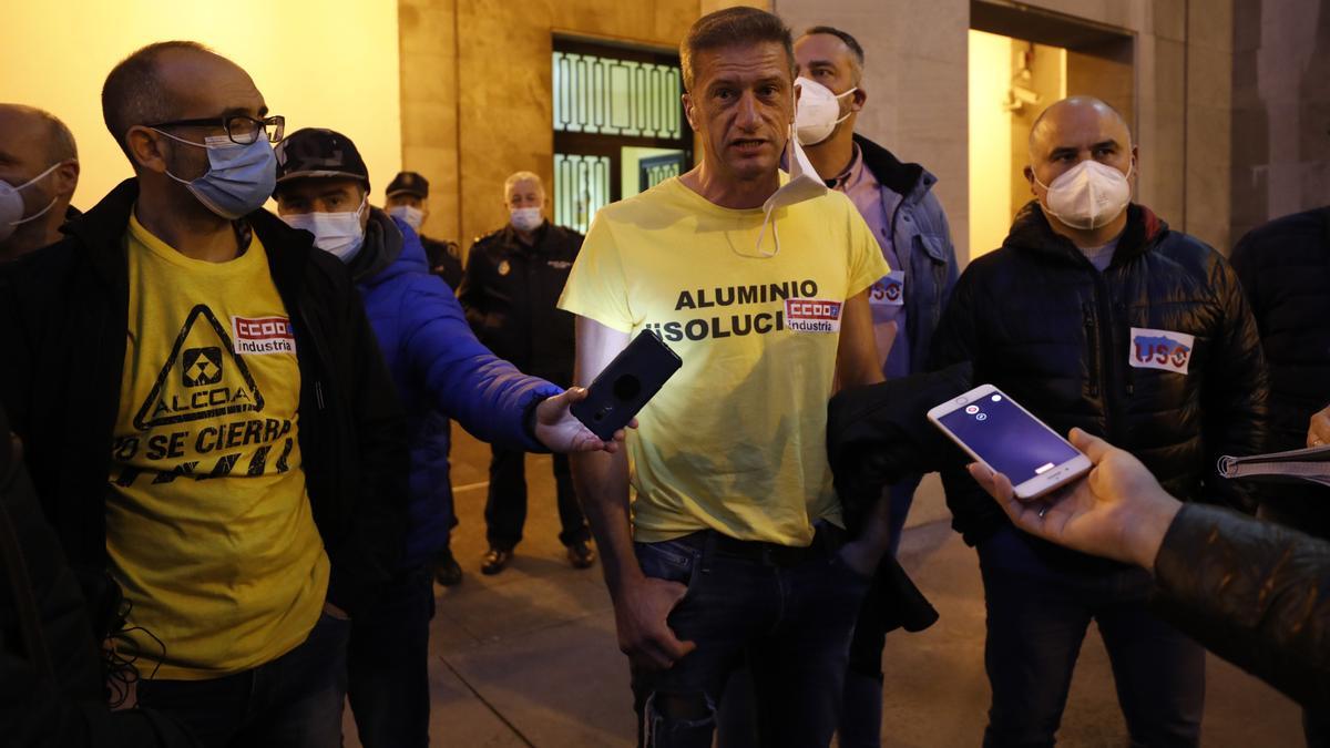 Centenares de personas salen a la calle en Oviedo al grito de "Alcoa no se cierra"
