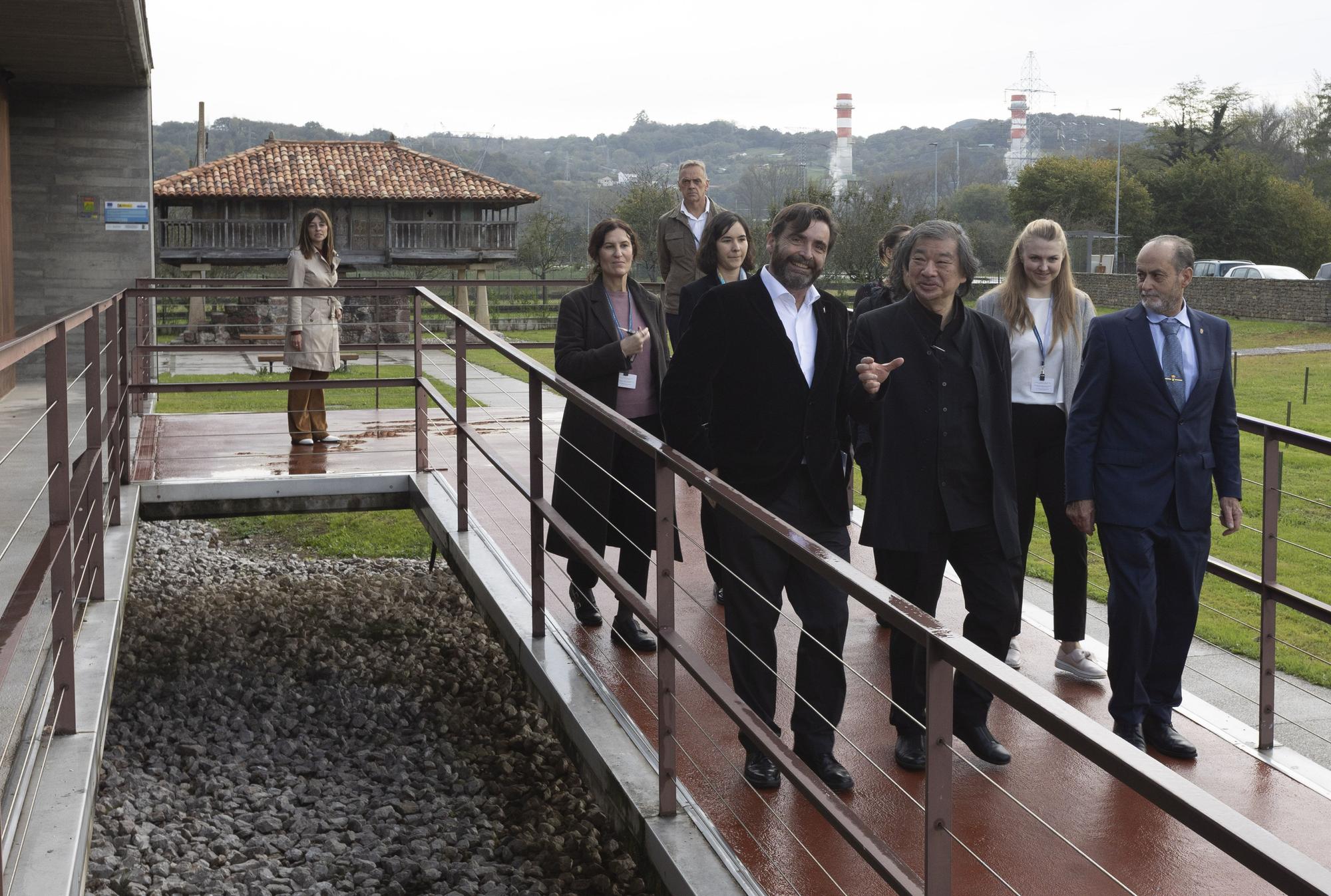 Shigeru Ban disfruta en Asturias: el arquitecto premio "Princesa" de la Concordia visita los hórreos