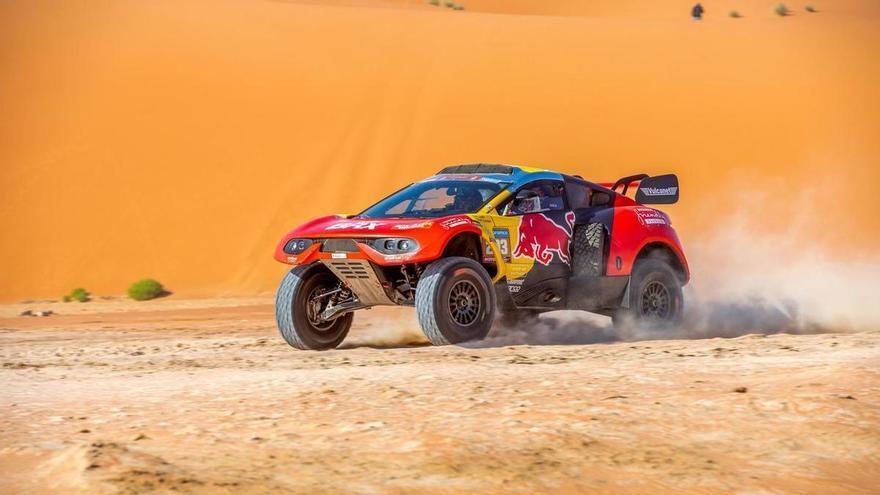 Loeb arriesga, gana y reduce diferencias con Sainz