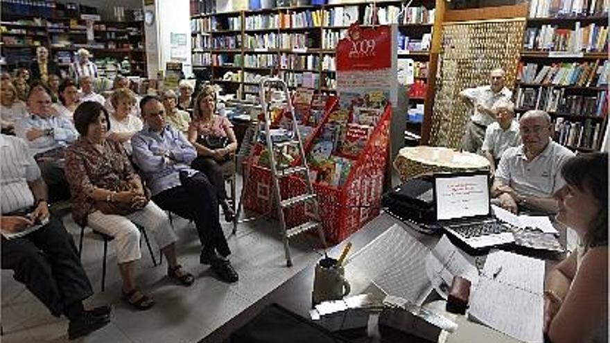 Alonso, a la derecha, durante la presentación de su libro en una librería de Valencia .