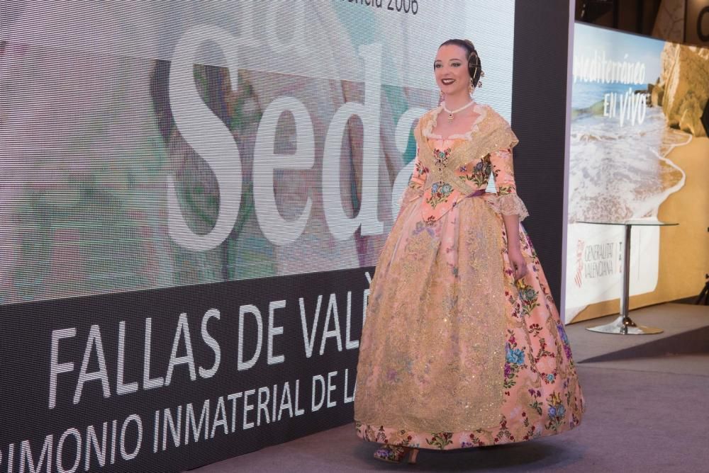 11 falleras mayores desfilan en Fitur para presentar las Fallas