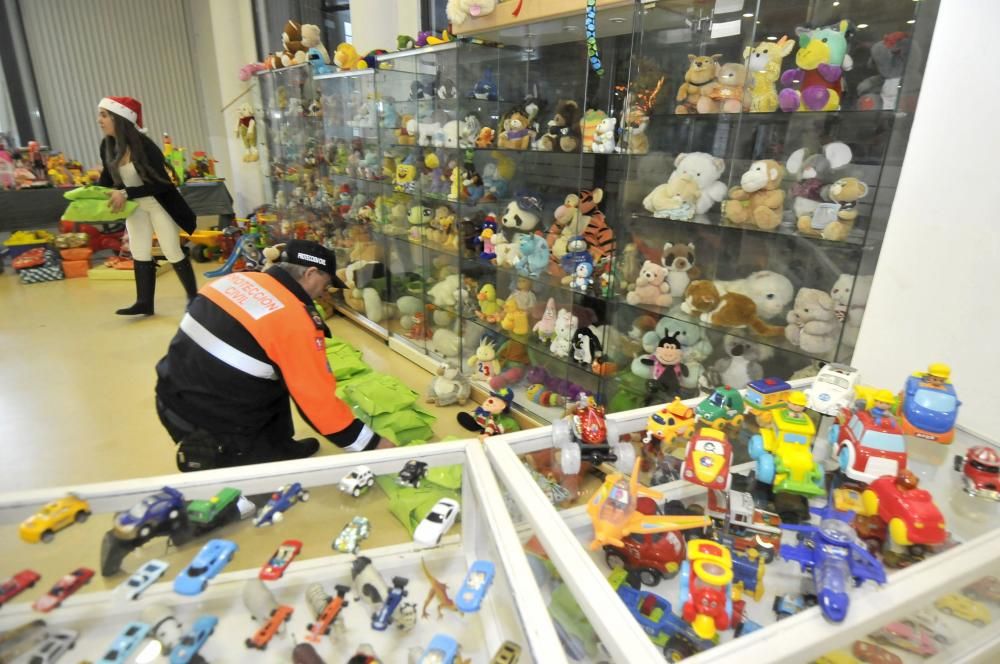 Protección Civil reparte juguetes en Mieres