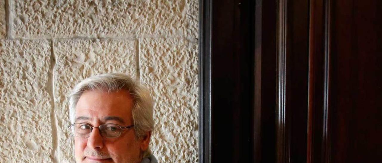 El escritor Bruno Arpaia, en el hotel en el que se alojó en Avilés.