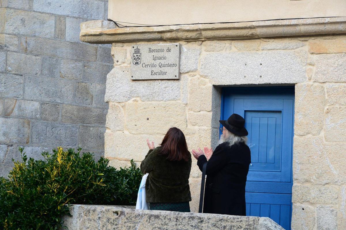 Araceli Gestido y Camilo Camaño con la placa del Recanto de Ignacio Cerviño Quinteiro Escultor.