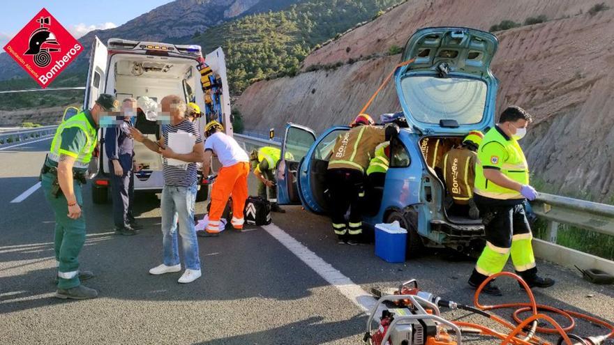 Los bomberos rescatan al herido.