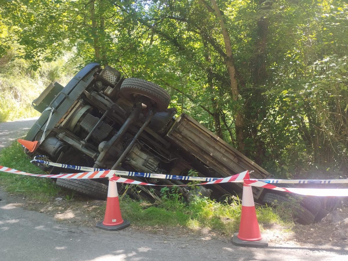 En imágenes, el camión de Bomberos de Asturias volcado en la carretera AS-311, enGrado