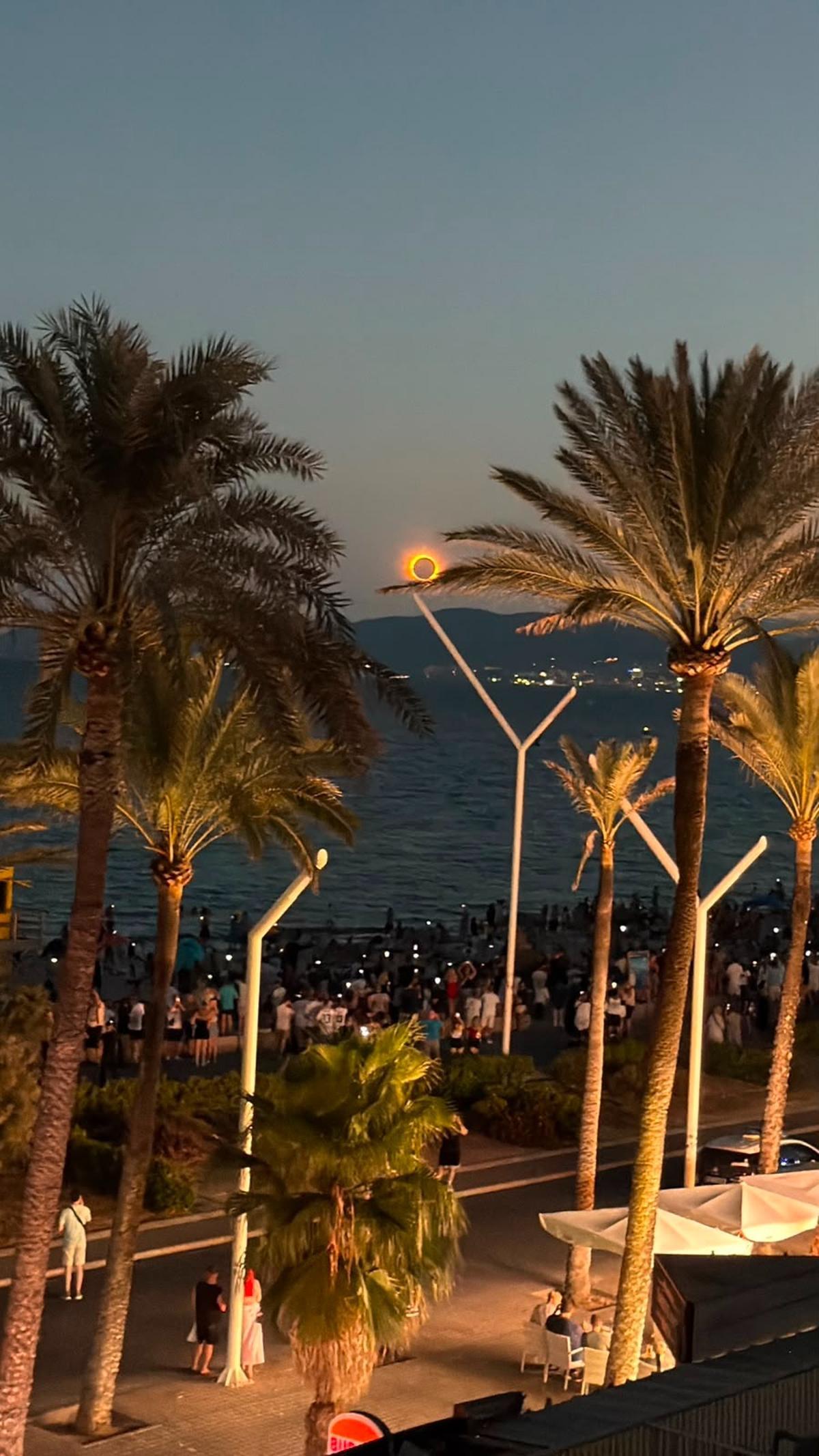 Zahlreiche Menschen beobachteten die Sonnenfinsternis von der Playa de Palma aus.