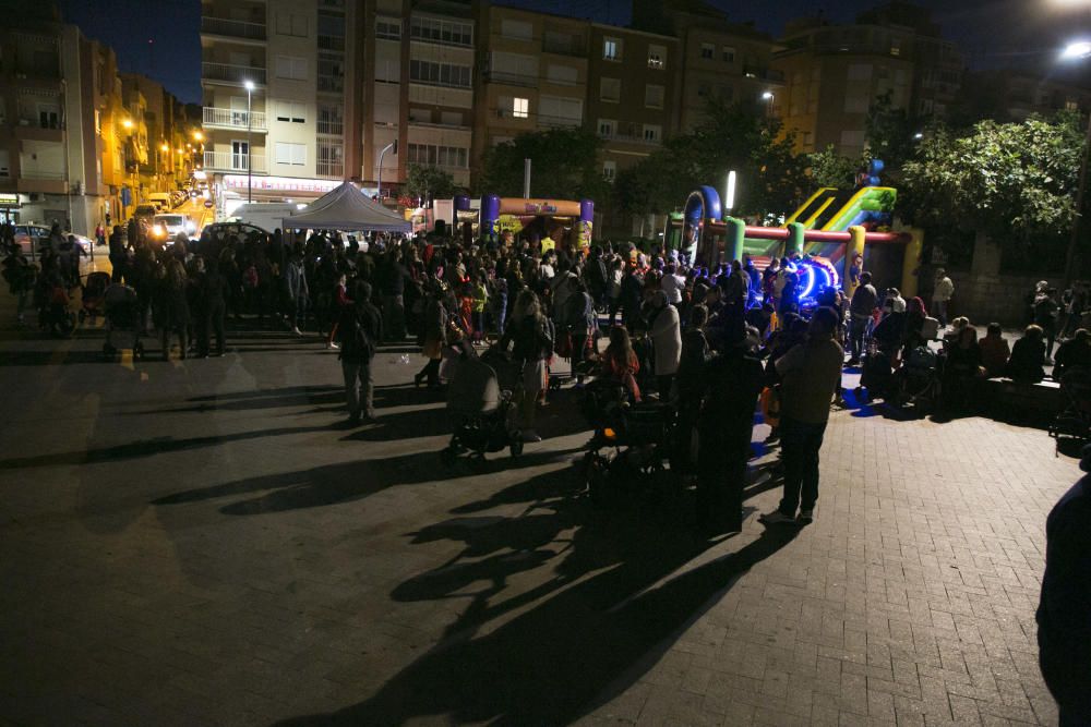 Los alicantinos toman la ciudad para celebrar la noche de Todos los Santos