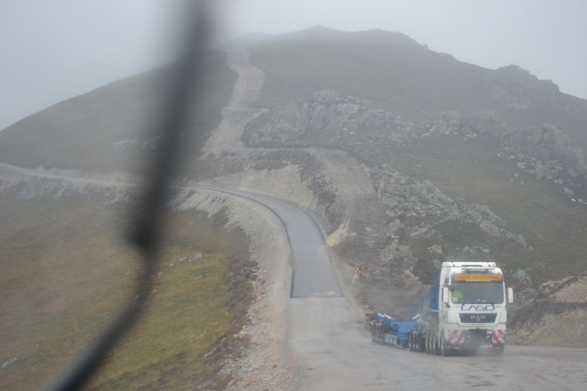 Las faraónicas fotos que muestran cómo se construye un parque eólico con piezas que no entran por las carreteras