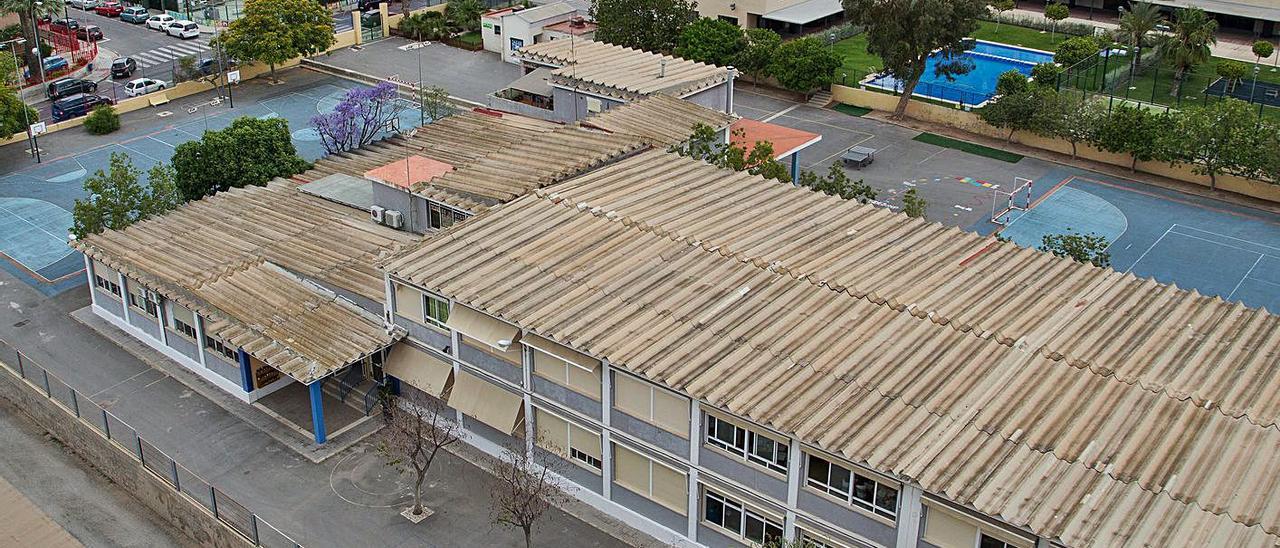 Panorámica de los tejados del colegio Tossal de los que hay que retirar el fibrocemento.