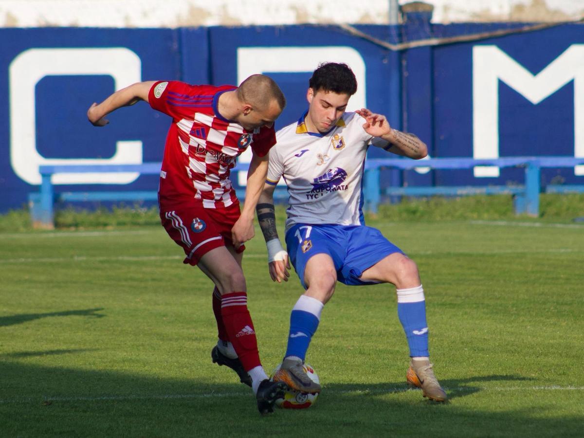 Una acción del partido entre Mosconia y Llanera del pasado fin de semana