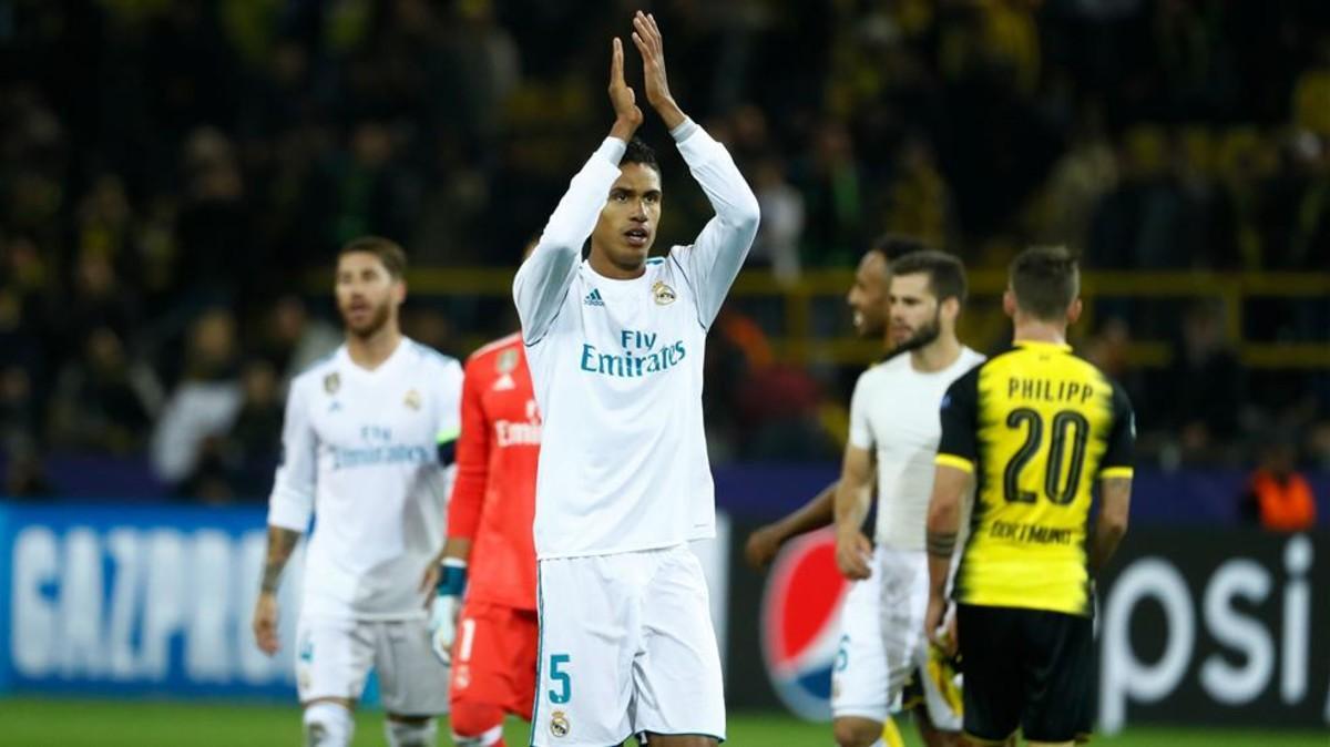 Varane saluda a los aficionados blancos desplazados a Dortmund