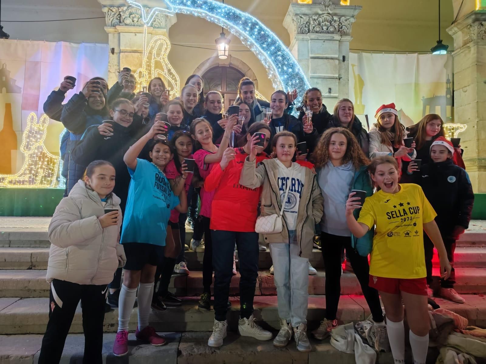 Villaviciosa 'descorcha' la Navidad con un brindis multitudinario