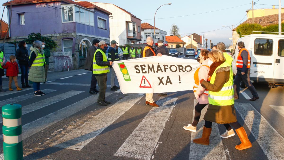 Reclaman un semáforo en la PO-549, pues se quejan de que los coches no respetan los pasos de peatones