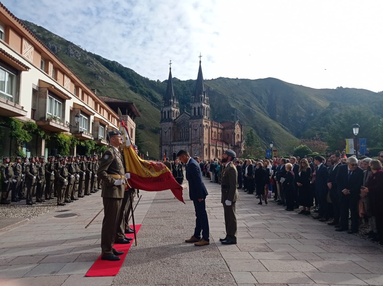 Multitudinaria jura de bandera en Covadonga, con imágenes para la historia en el real sitio