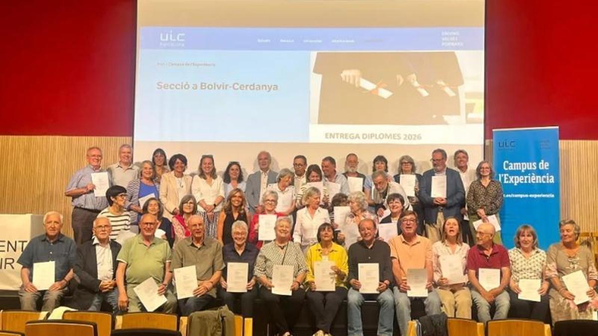 Els estudiants i representants institucionals a l'acte de cloenda del curs